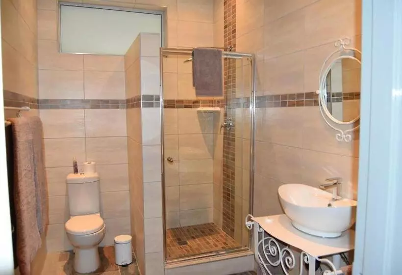 پانسیون Quiver Inn Guesthouse