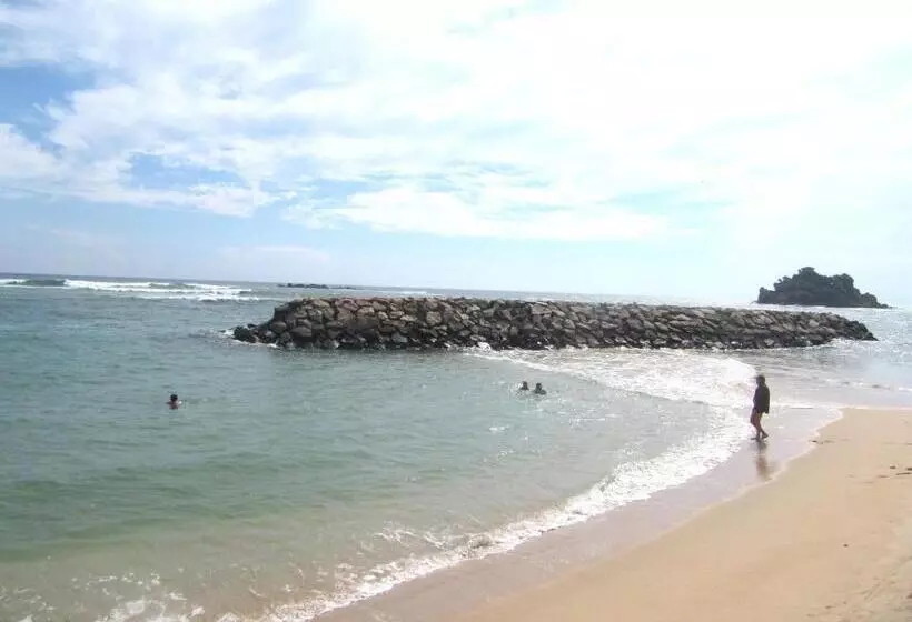 Colonial Surfing Villa Hostel & Home Stay