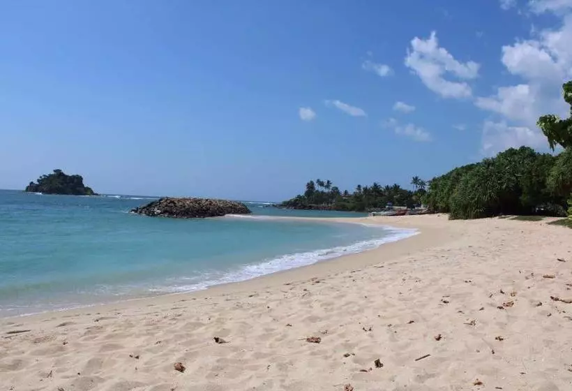 Colonial Surfing Villa Hostel & Home Stay