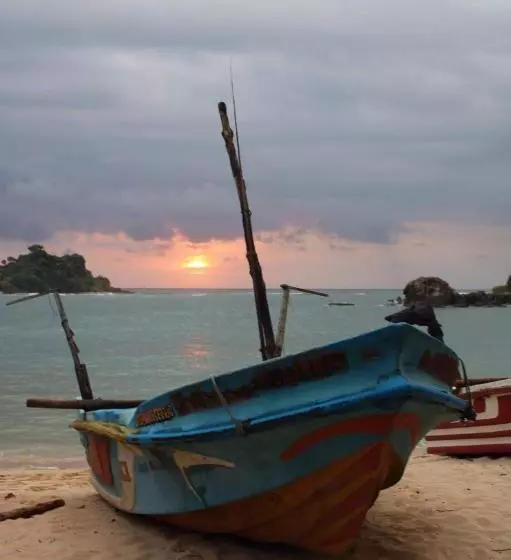 Colonial Surfing Villa Hostel & Home Stay