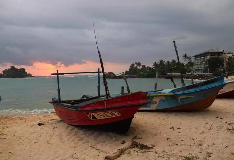 Colonial Surfing Villa Hostel & Home Stay