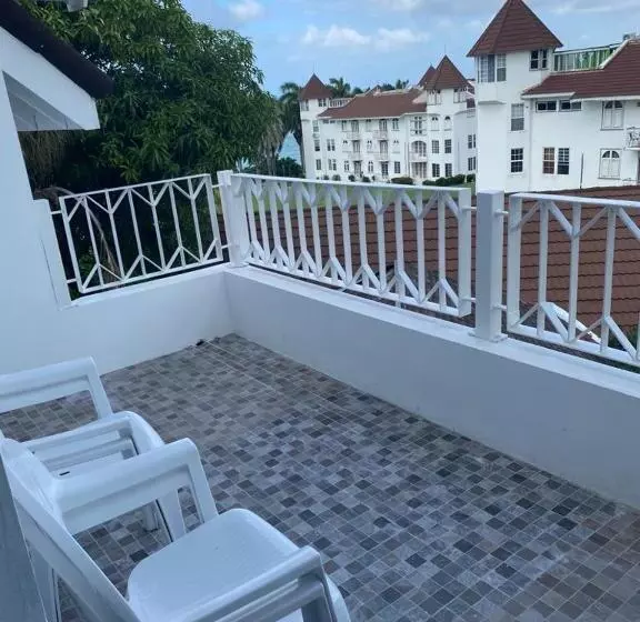 Seacastles By The Beach/pool