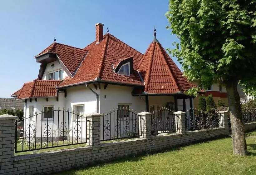 ペンション Balaton White House