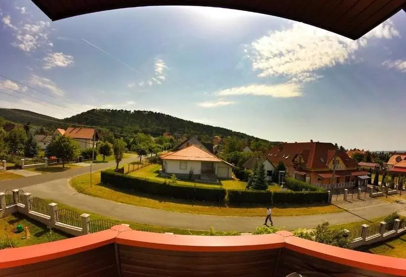 ペンション Balaton White House