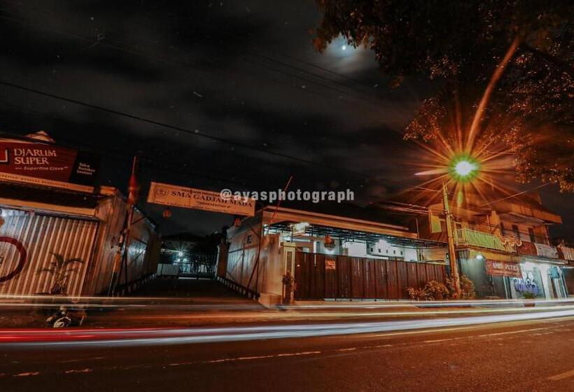 بنسيون Griya Suryo Wijilan