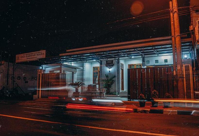 بنسيون Griya Suryo Wijilan