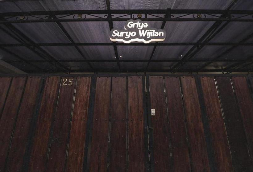 بنسيون Griya Suryo Wijilan