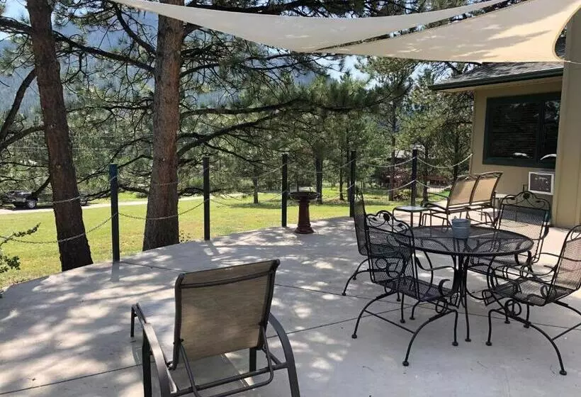 Majatalo Pine View