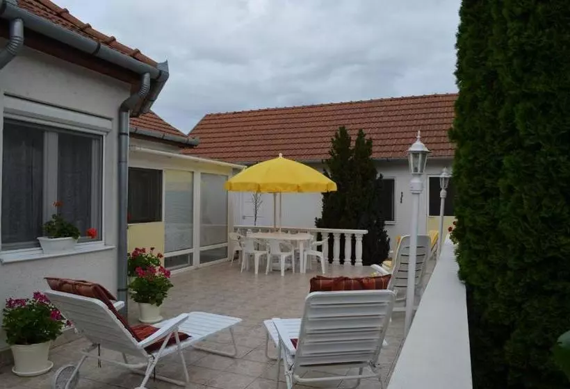 پانسیون Henrietta   Violetta Apartman