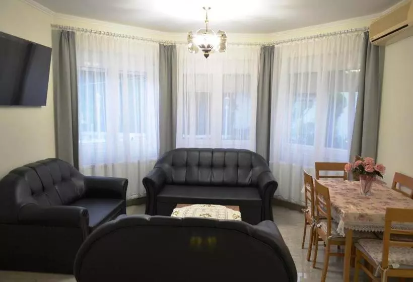 پانسیون Henrietta   Violetta Apartman