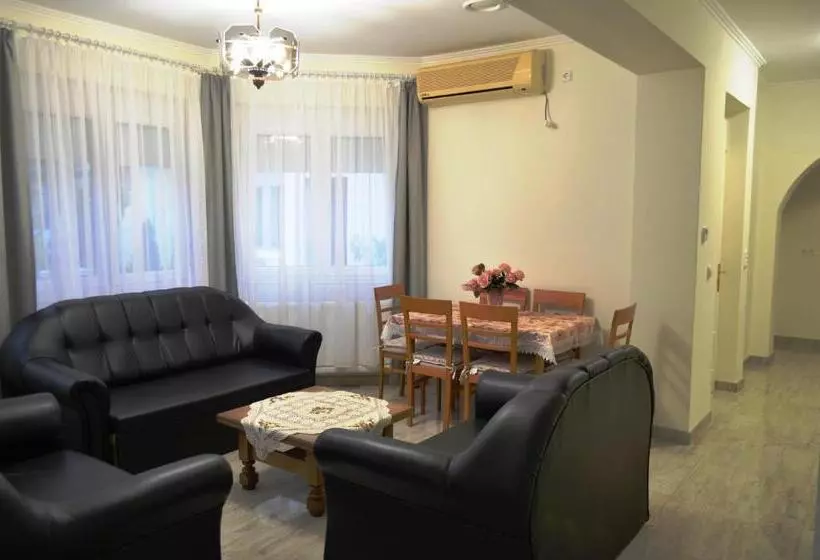 پانسیون Henrietta   Violetta Apartman