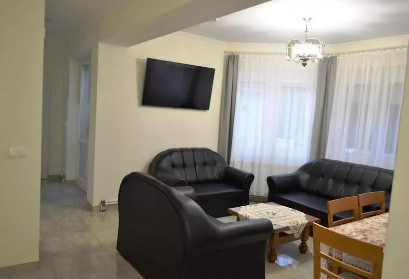 پانسیون Henrietta   Violetta Apartman