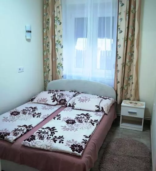 پانسیون Henrietta   Violetta Apartman