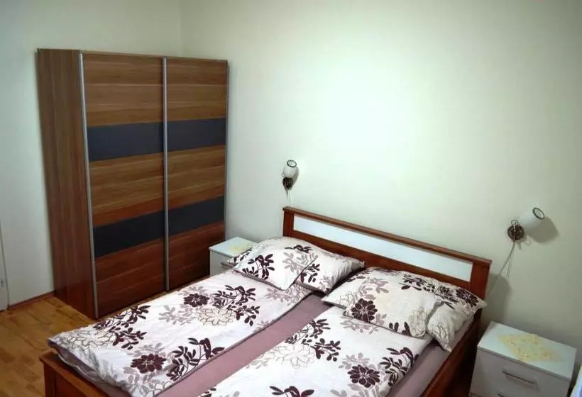 پانسیون Henrietta   Violetta Apartman