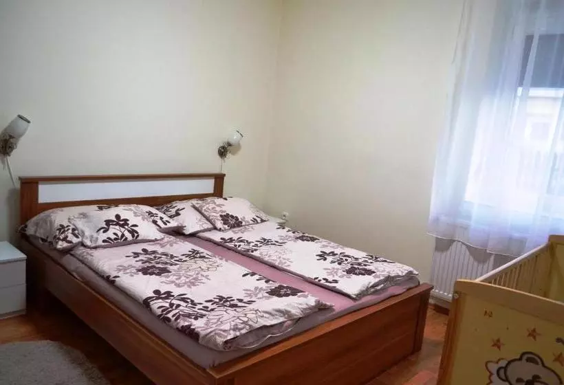 پانسیون Henrietta   Violetta Apartman