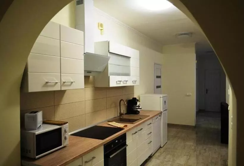 پانسیون Henrietta   Violetta Apartman