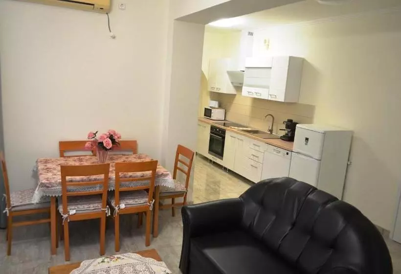 پانسیون Henrietta   Violetta Apartman