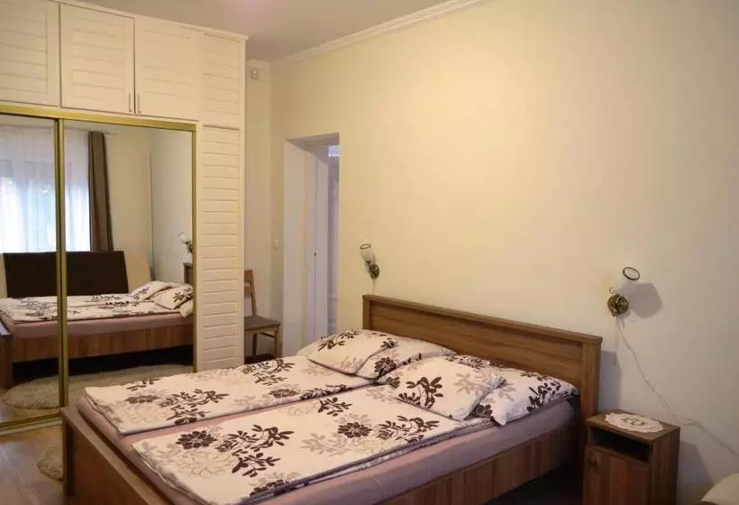 پانسیون Henrietta   Violetta Apartman