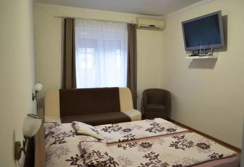پانسیون Henrietta   Violetta Apartman