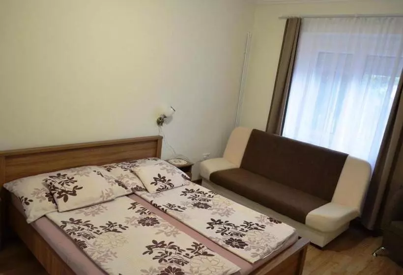 پانسیون Henrietta   Violetta Apartman