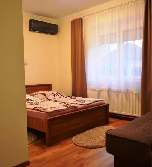 پانسیون Henrietta   Violetta Apartman
