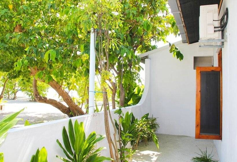 پانسیون Ithaa Beach Maldives