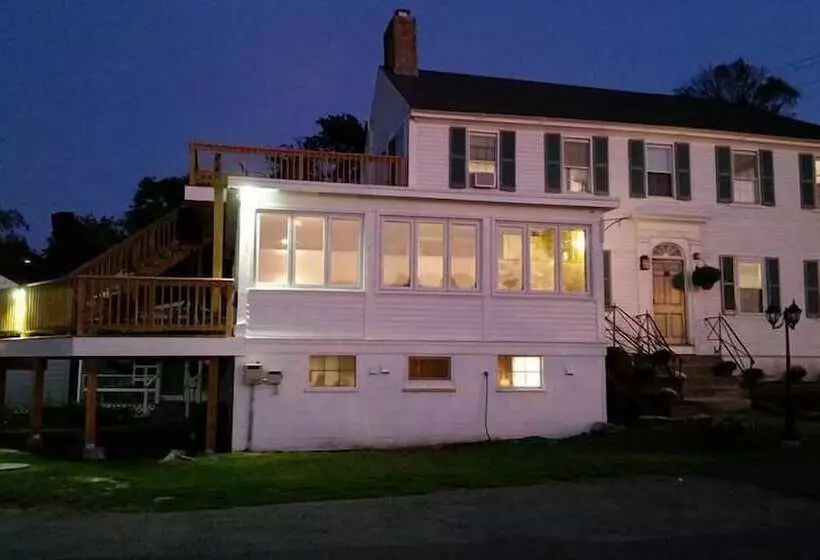 Retkeilymaja Shea's Riverside Inn & Motel