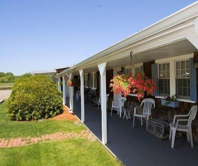 Общежитие Shea's Riverside Inn & Motel