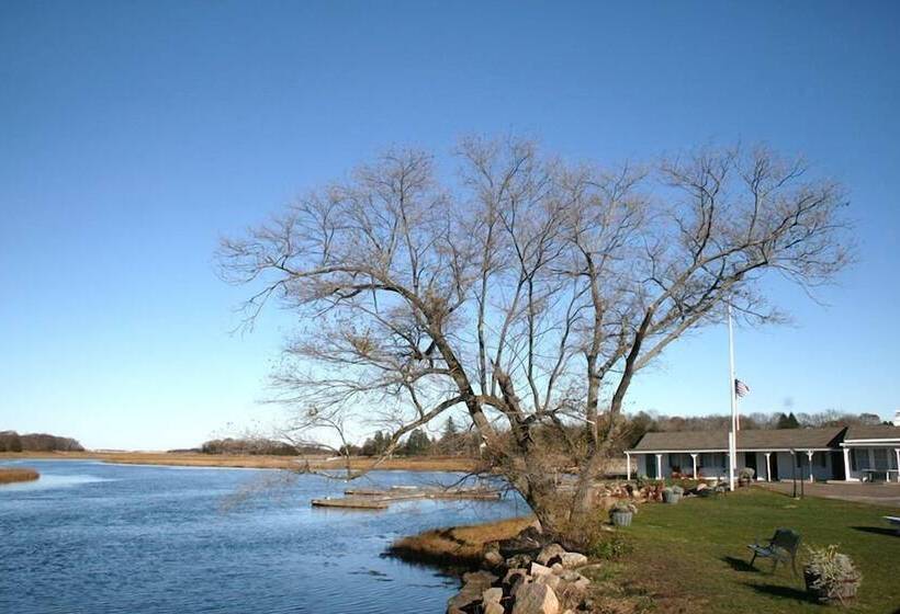 Общежитие Shea's Riverside Inn & Motel