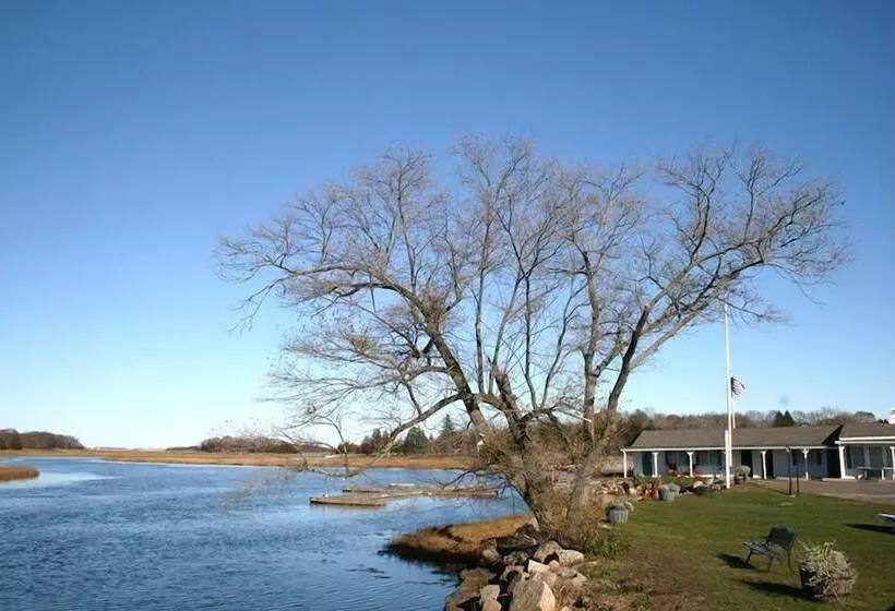 Retkeilymaja Shea's Riverside Inn & Motel