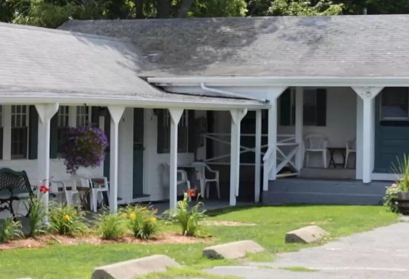 Retkeilymaja Shea's Riverside Inn & Motel