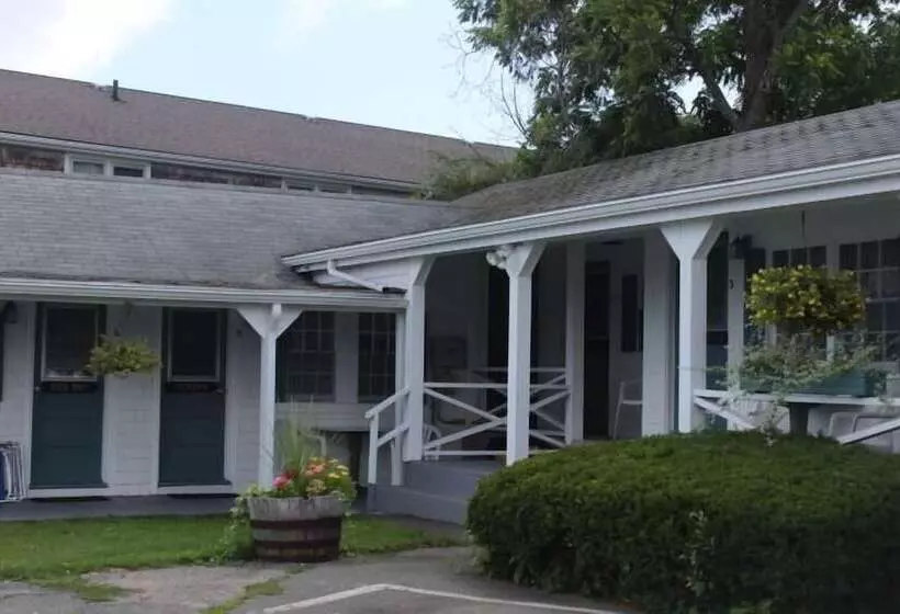 Retkeilymaja Shea's Riverside Inn & Motel