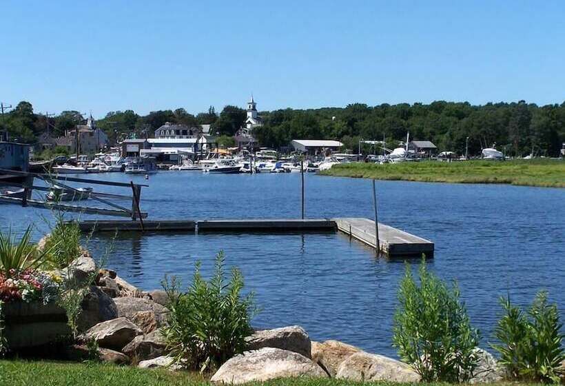 Общежитие Shea's Riverside Inn & Motel