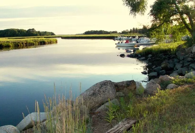 Retkeilymaja Shea's Riverside Inn & Motel