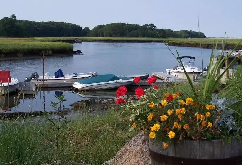 Retkeilymaja Shea's Riverside Inn & Motel