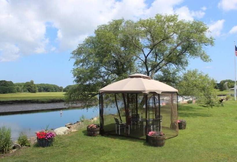 Общежитие Shea's Riverside Inn & Motel