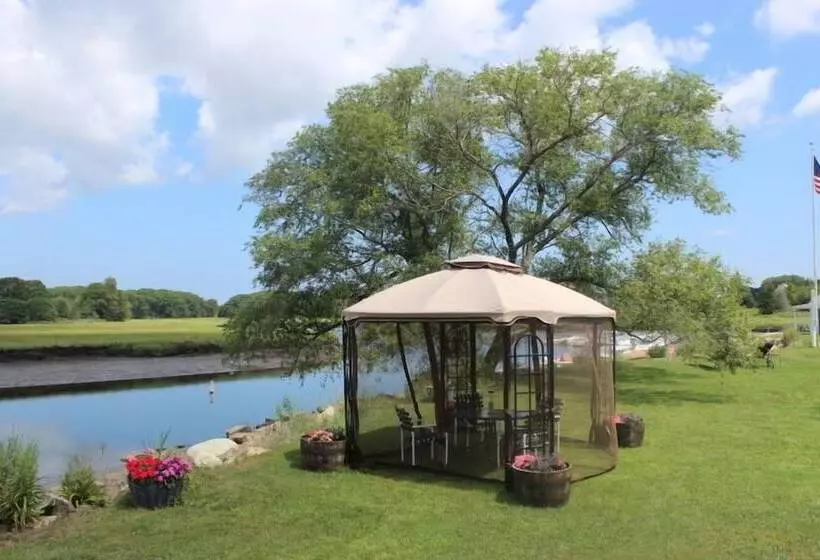 Retkeilymaja Shea's Riverside Inn & Motel