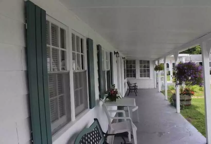 Retkeilymaja Shea's Riverside Inn & Motel