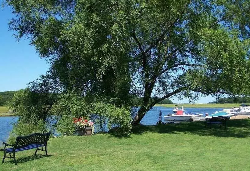 Retkeilymaja Shea's Riverside Inn & Motel