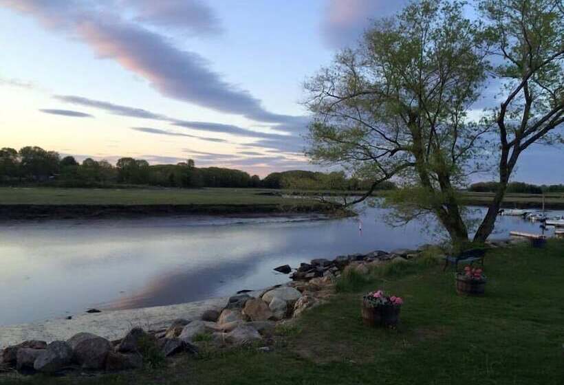 Общежитие Shea's Riverside Inn & Motel