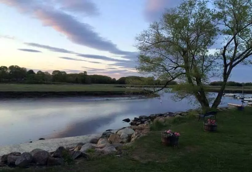 Retkeilymaja Shea's Riverside Inn & Motel