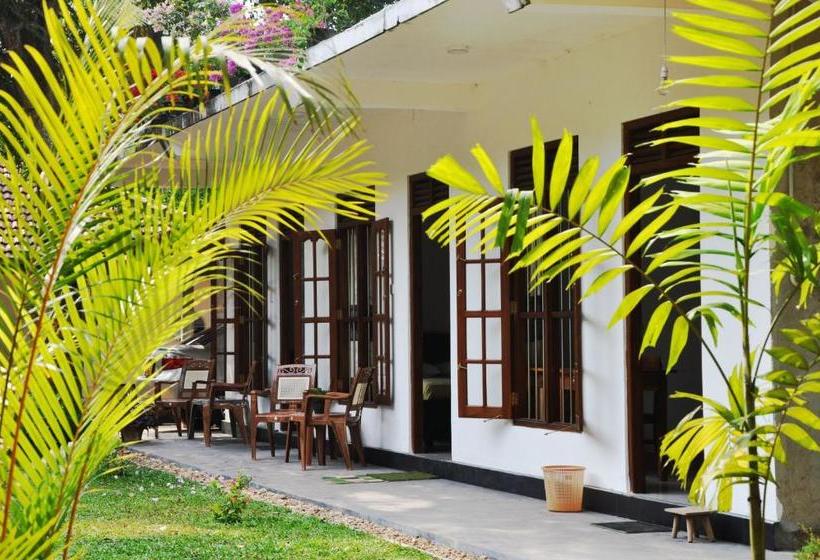 펜션 Medawatta Villa