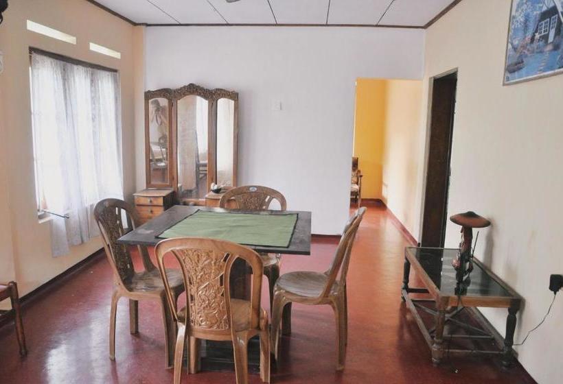 펜션 Medawatta Villa