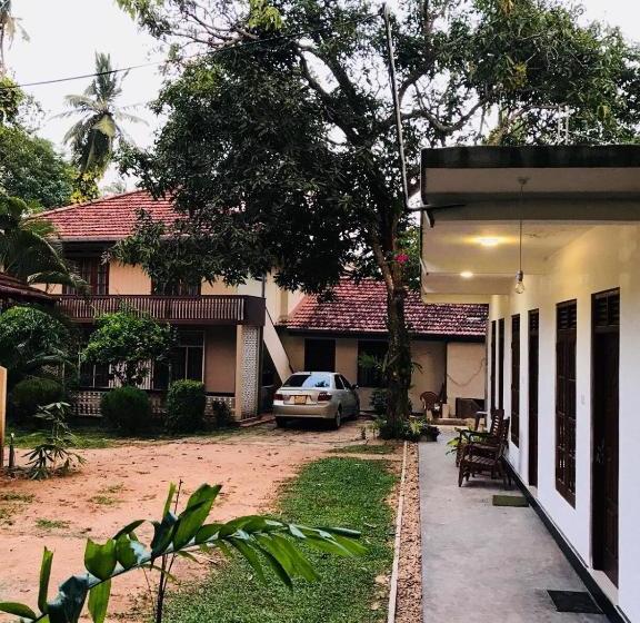 펜션 Medawatta Villa