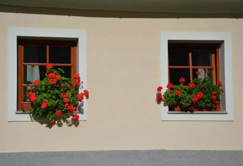 هتل The Farmhouse Bevsek Osep