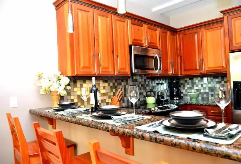 استراحتگاه The Villas At Cocoplum