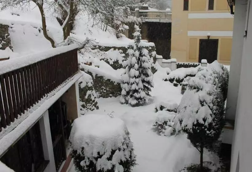 Majatalo Penzion V Budech