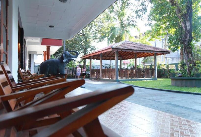 פנסיון Sumal Villa