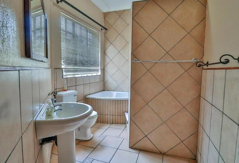 פנסיון Croc River Lodge