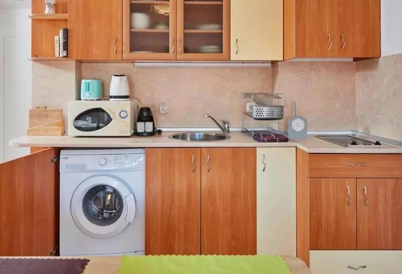 پانسیون Mavrova Guest House